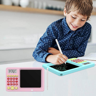 Decak koristi interaktivni tablet za ucenje matematike i crtanje. Razvija kreativnost i logicko razmisljanje.