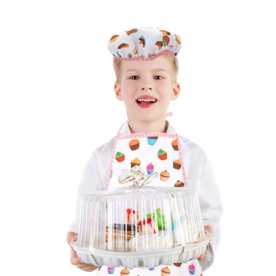 Dečak u kostimu malog kuvara nosi kolace kecelja i kapa sa printom cupcakes decija uloga igra