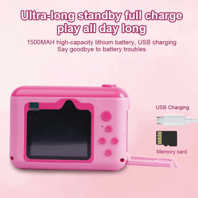 Prikaz ruzicaste decije kamere i specifikacije dugotrajne baterije. Puni se putem USB-a. Za celodnevnu igru.