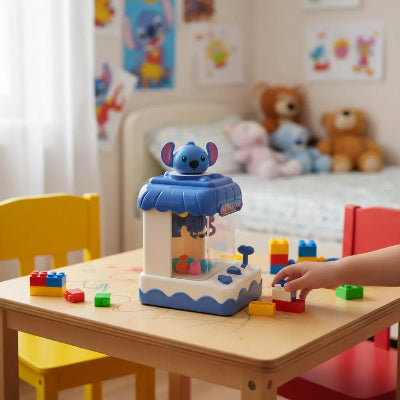 Detalj ruke deteta u igri sa masinom za hvatanje kandzom u decijoj sobi igracke plave Stitch i kocke razvijanje motorike