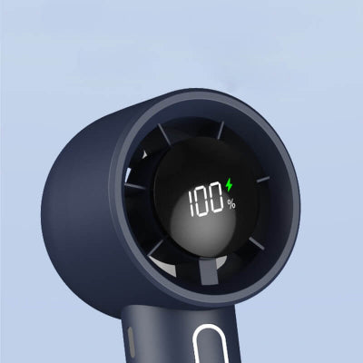 Detaljan prikaz digitalnog ekrana na mini rucnom ventilatoru. Omogucava precizno podesavanje brzine protoka vazduha.