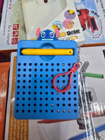 Detaljan prikaz plave magnetne table i zute olovke igracka Stitch za razvoj fine motorike i pisanje