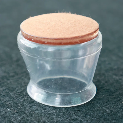 Detaljan prikaz silikonske navlake za noge namestaja okrugla filcana podloga protiv ogrebotina parketa kucna oprema