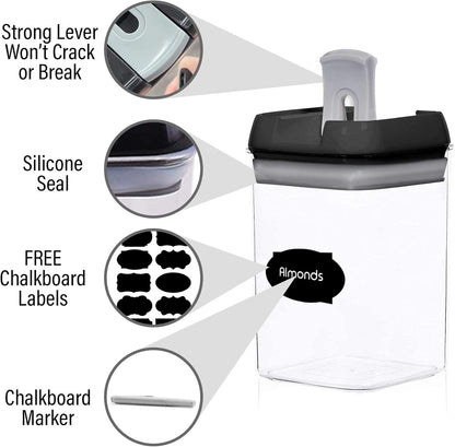 Detaljan prikaz hermeticke posude za skladistenje hrane sa oznakama koje isticu snaznu polugu poklopca, silikonsku zaptivku. Na posudi je nalepnica sa natpisom "Almonds" (bademi).