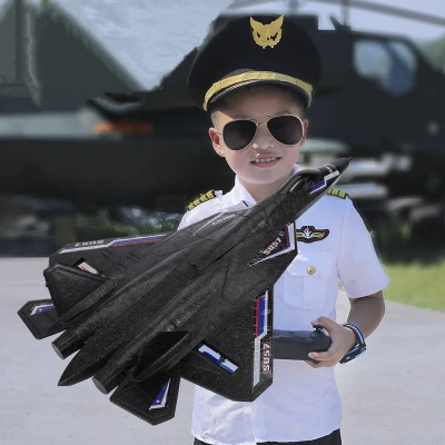 Decak pilot drzi RC avion SU 57 drona igracku zabava za decu idealan poklon za male ljubitelje aviona Beograd