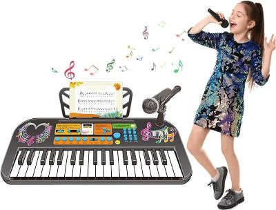 Devojcica peva na mikrofon dok svira deciji klavir sintisajzer Muzicka igračka za devojcice i decake Kreativna zabava