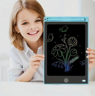 Srecna devojcica drzi plavu LCD tablu za crtanje, ekran prikazuje sareni crtez cveca i leptira. Idealan poklon za kreativnu decu.