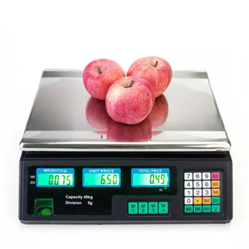 Tri crvene jabuke na digitalnoj vagi koja pokazuje težinu 0.075 kg, jediničnu cenu 6.50 i ukupnu cenu 0.49.