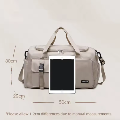 Putna torba sa prikazanim dimenzijama (50x30x29cm) i tabletom za poredjenje velicine. Idealna za teretanu, vikend izlete i putovanja.