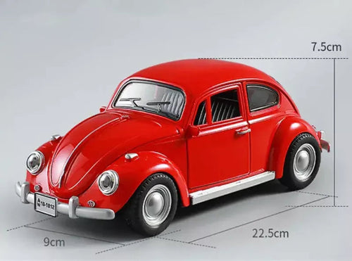 Model crvenog Volkswagen Beetle automobila postavljen je na sivoj pozadini sa naznacenim dimenzijama: duzina 22.5cm, sirina 9cm i visina 7.5cm. Na prednjoj strani automobila vidi se registarska tablica sa natpisom "A 18-1812".
