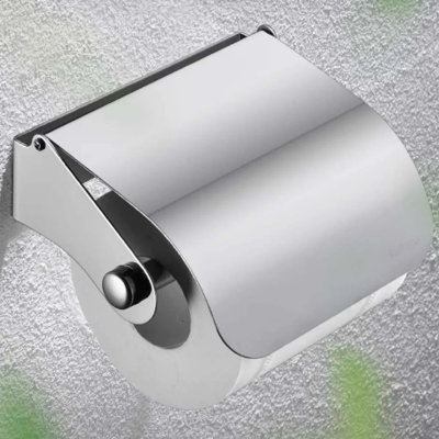 Metalni drzac toalet papira sa poklopcem. Hromirana galanterija za kupatilo otporna na vlagu. Zidna montaza.