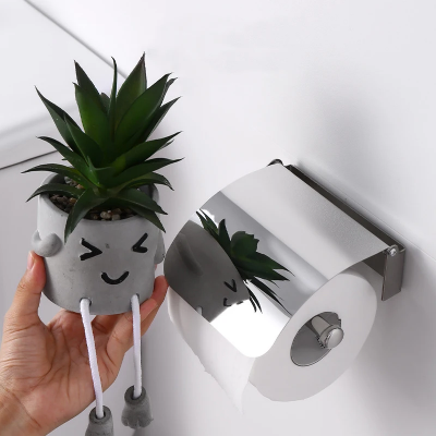 Elegantni drzac toalet papira montiran na mermerni zid. Kvalitetan hromiran nosac rolne sa poklopcem za kupatilo.