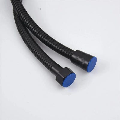 Prikaz dva crna rebrasta creva za tus sa prikljucnim adapterima za spajanje na slavinu ili tus rucicu instalacija