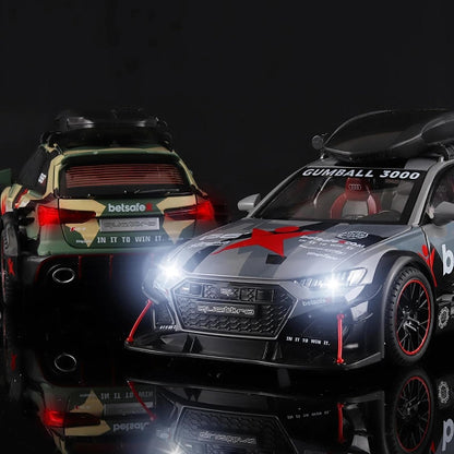 Dva modela Audi RS6 Avant automobila sa razlicitim dezenima i logotipima "Gumball 3000" i "betsafe" stoje jedan pored drugog na tamnoj reflektujucoj povrsini. Prednji automobil je srebrne boje sa crnim i crvenim detaljima i upaljenim prednjim svetlima. Zadnji automobil je maskirne zeleno-braon boje. Oba automobila imaju krovne nosace. 