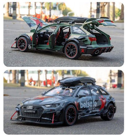  Kolaž dve fotografije prikazuje dva modela Audi RS6 Avant automobila sa "Gumball 3000" oznakama. Gornja slika prikazuje model maskirne boje sa otvorenim vratima, haubom i prtljaznikom. Donja slika prikazuje sivi model sa "betsafe" logotipom i krovnim nosacem. Oba modela imaju crne felne sa crvenim detaljima.
