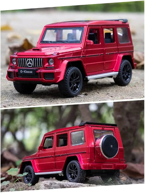 Kolaž od dve fotografije prikazuje crveni model Mercedes-Benz G-Klase, sa oznakom "G-Klessa" na prednjoj masci, u spoljasnjem okruzenju. Gornja fotografija prikazuje prednji i bocni deo automobila na kamenitoj povrsini sa liscem. Donja fotografija prikazuje zadnji i bocni deo automobila na zemljanoj povrsini sa kamenjem i zelenilom, gde se vidi rezervni tocak na zadnjim vratima.