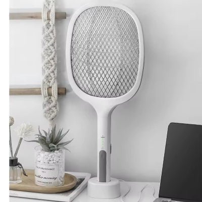 Elektricni reket za komarce i insekte, stoni model sa postoljem za punjenje. Elegantan dizajn, efikasan protiv letecih stetocina.