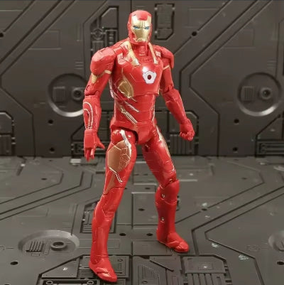 Akciona figura Iron Man Ajn Men u crveno zlatnom odelu Igracka Marvel Osvetnici kolekcionarski primerak