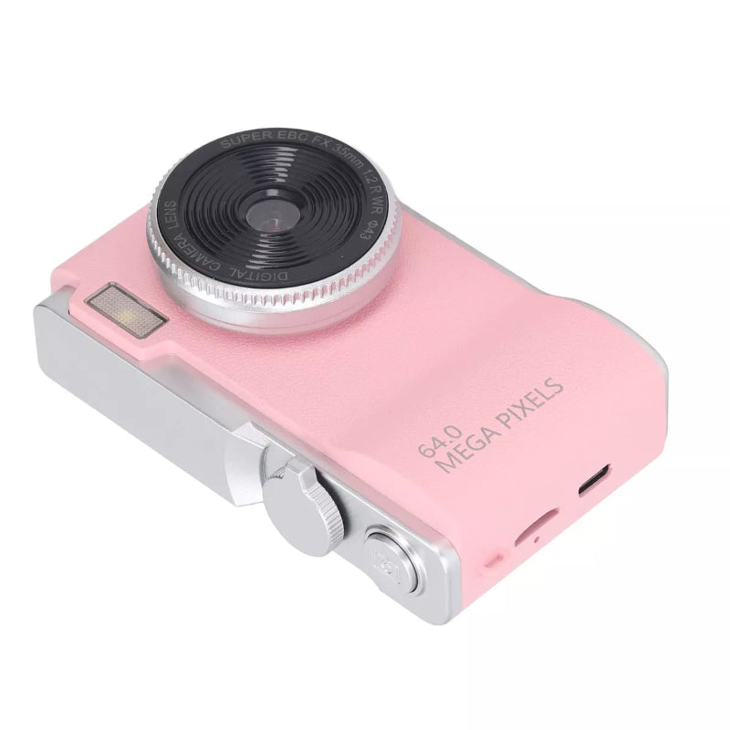 Roze digitalni fotoaparat sa 64 megapiksela, sa srebrnim detaljima i objektivom sa oznakama SUPER EBO FX 35mm 1:2.8 WR 043