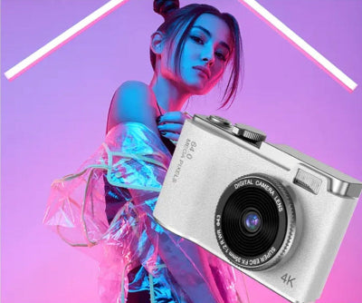 Sivi digitalni fotoaparat 4K rezolucije, sa poklopcem objektiva, na neutralnoj pozadini
