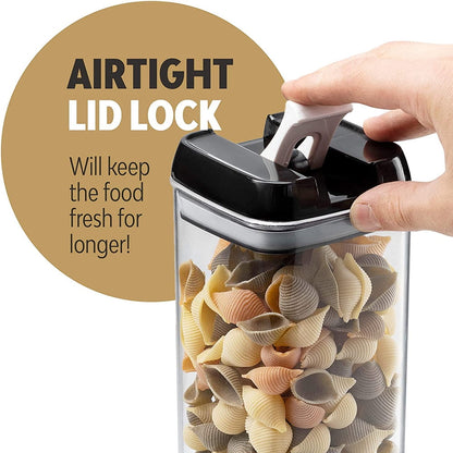 Detaljan prikaz hermetičke posude sa zaključavanjem poklopca i tekstom "AIRTIGHT LID LOCK" i "Will keep the food fresh for longer!" (Hermetičko zaključavanje poklopca, Čuva hranu svežom duže!). Ruka otvara prozirni poklopac posude ispunjene raznobojnom testeninom.