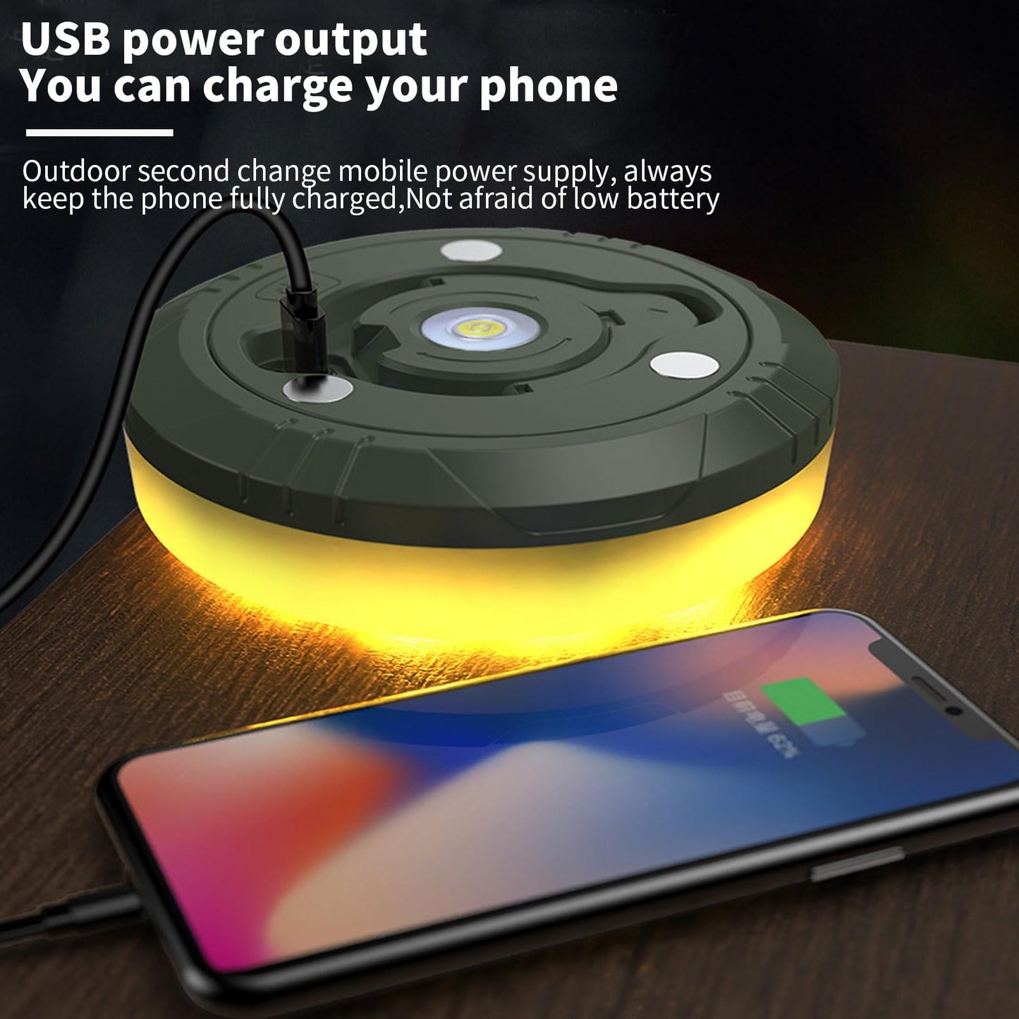 Prikaz Hplive LED lampe za kampovanje sa mogućnošću USB punjenja telefona. U gornjem delu slike se nalazi lampa sa upaljenim žutim svetlom, prikazana iz perspektive tri četvrtine. Lampa ima zeleni okvir i crne detalje.