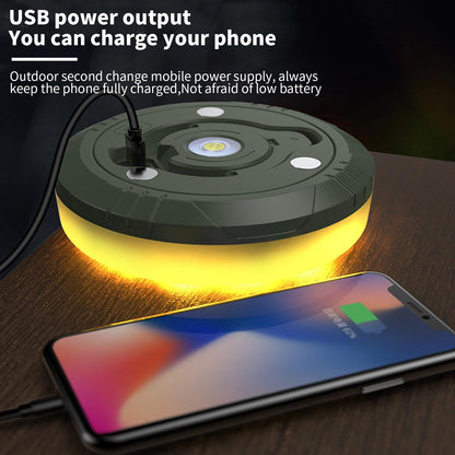 Prikaz Hplive LED lampe za kampovanje sa mogućnošću USB punjenja telefona. U gornjem delu slike se nalazi lampa sa upaljenim žutim svetlom, prikazana iz perspektive tri četvrtine. Lampa ima zeleni okvir i crne detalje.