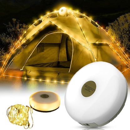 Prikaz Hplive LED lampe za kampovanje sa osvetljenim šatorom u pozadini. U prvom planu se nalazi okrugla bela LED lampa sa vidljivim detaljima na površini. Ispod bele lampe se nalazi manja, okrugla lampa sa toplim žutim svetlom. Levo od lampi se nalazi namotaj žutih LED lampica. U pozadini se vidi šator sa osvetljenim ulazom i LED lampicama koje okružuju šator. Scena je mračna, sa naglaskom na toplo osvetljenje lampi i šatora.