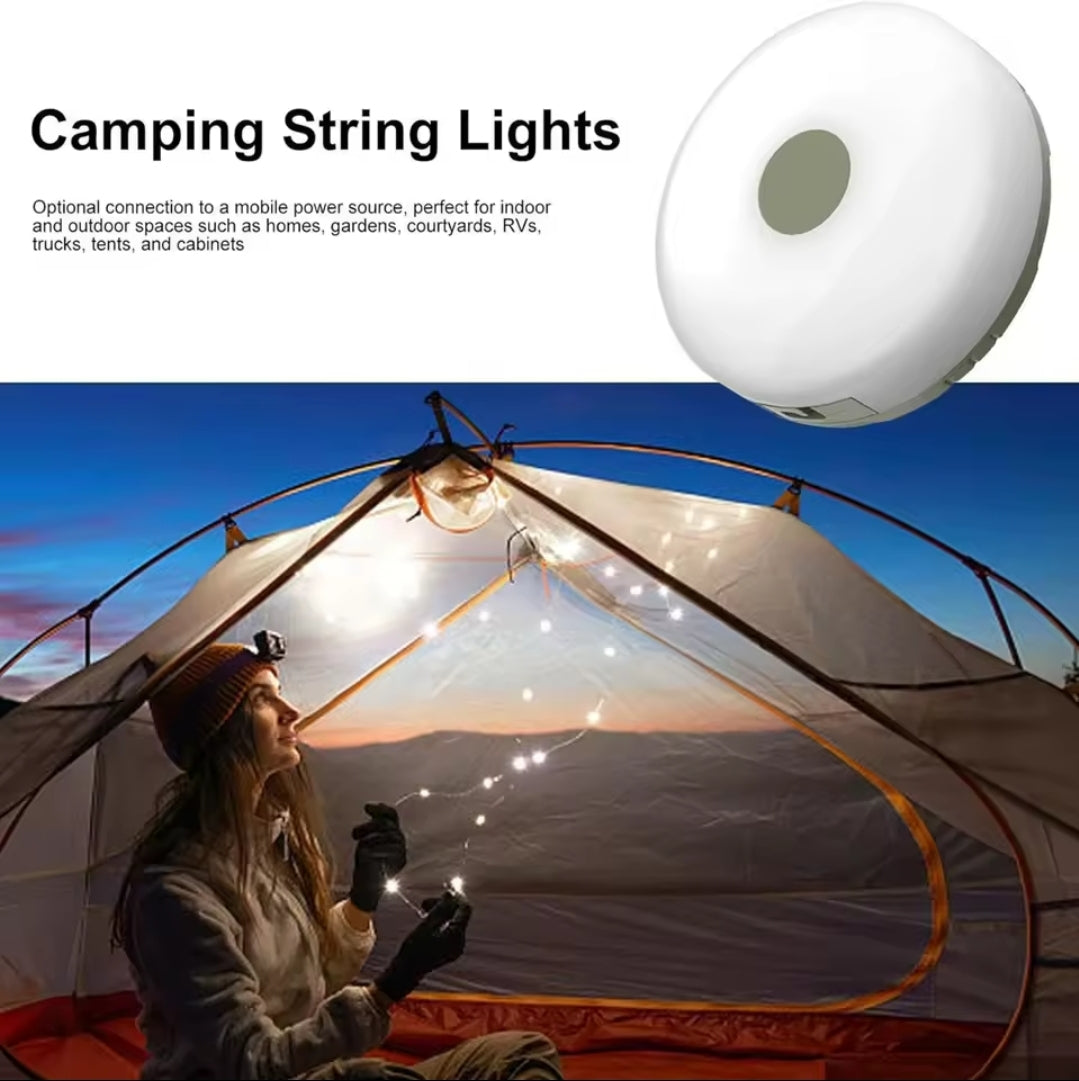 Prikaz Hplive LED lampe za kampovanje sa tekstom koji opisuje njenu upotrebu. Ispod teksta se vidi scena kampovanja sa osvetljenim šatorom i LED lampicama. U šatoru sedi osoba sa kapom i rukavicama, koja drži LED lampice. Scena je mračna, sa naglaskom na toplo osvetljenje lampi i šatora.
