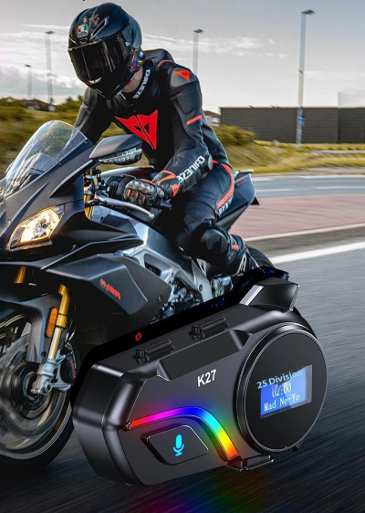 Interfon za kacigu montiran na motoru za motocikliste sigurna bezicna komunikacija dok ste na putu handsfree razgovori