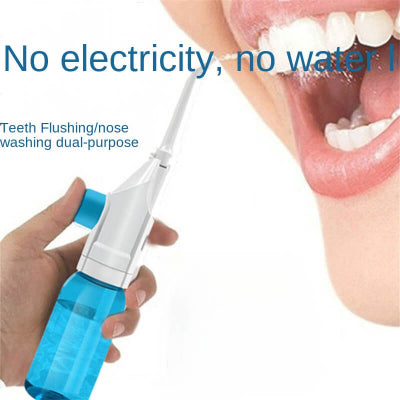 Ruka drzi uredjaj za ispiranje zuba vodom. Radi bez struje, efikasno cisti usnu duplju.