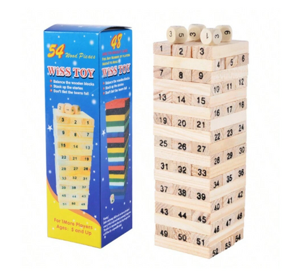 Jenga drvena igra sa 54 numerisane kocke složene u toranj i tri drvene kockice sa brojevima 3, 5 i 6 na vrhu. Pored tornja je originalno plavo pakovanje Wiss Toy igre sa informacijama o 48 drvenih delova.
