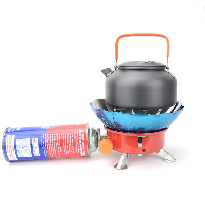 Prenosivi kamperski sporet sa malom plinskom bocom i cajnikom kuvanje hrane u prirodi oprema za planinarenje i turizam