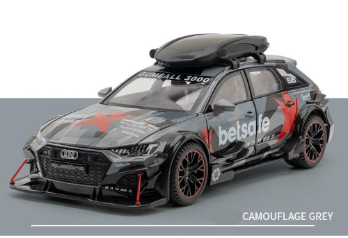 Model Audi RS6 Avant automobila u kamuflaznoj sivoj boji sa crnim i crvenim detaljima, kao i logotipima "Gumball 3000" i "betsafe". Automobil ima krovni nosac.