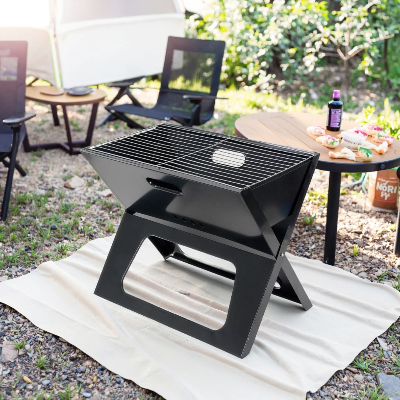 Kompaktan prenosivi rostilj za drveni ugalj. Lako se postavlja na sto. Neophodna oprema za kampovanje, izlete i druzenja.