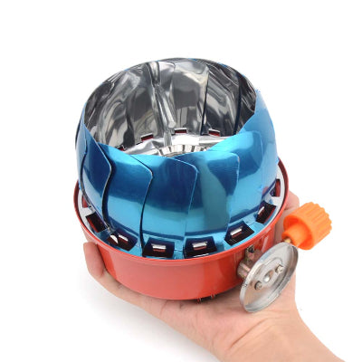 Kompaktni sklopivi gorionik za kampovanje prikazan u ruci mali lagan prenosiv idealan za putovanja i outdoor