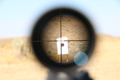 Pogled kroz nisan sa koncanicom precizno gadjanje mete idealno za kalibraciju i nultiranje oruzja u streljani