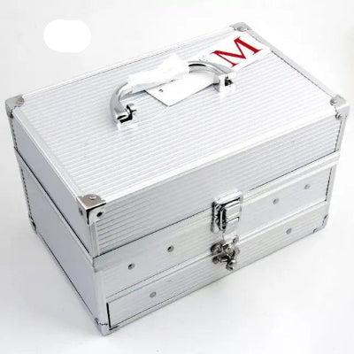 Zatvoreni srebrni kozmeticki kofer za sminku, elegantan i kompaktan, sa ruckom, idealan za organizaciju i cuvanje sminke.