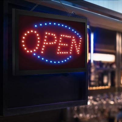 Primer upotrebe LED natpisa "OPEN" u nocnim uslovima, sa fokusom na jake i vidljive boje, pogodno za kafiće i poslovne prostore.