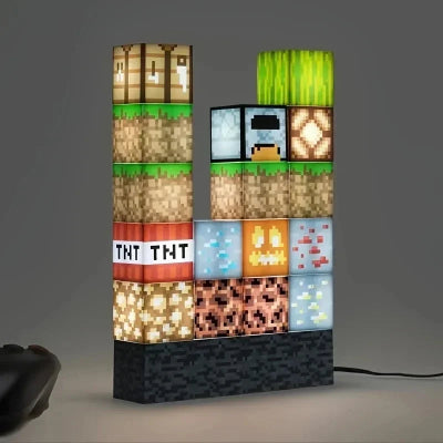 LED lampa sa motivima iz popularne video igre Minecraft sa svetlecim kockama koje se slazu kao ukrasna rasveta za decu.