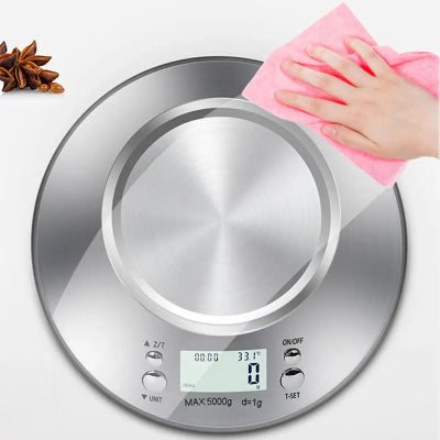 Prikaz jednostavnog ciscenja i odrzavanja povrsine digitalne vage. Higijenski, lako za brisanje.