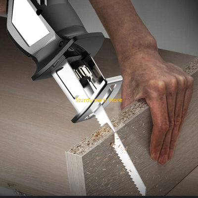 Prikaz upotrebe univerzalne testere sa listom za precizno i cisto secenje iverice i plocastog materijala.