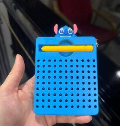 Prikaz velicine magnetne table sa likom Stitch u ruci decije obrazovne igracke za crtanje i manipulaciju