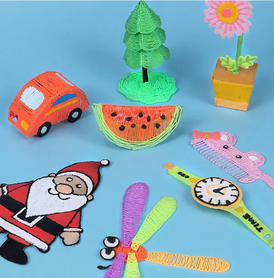 Set malih 3D modela izradjenih olovkom: autic, lubenica, cvet. Odlicno za dekoraciju i ucenje boja. Podstice kreativnost kod dece.