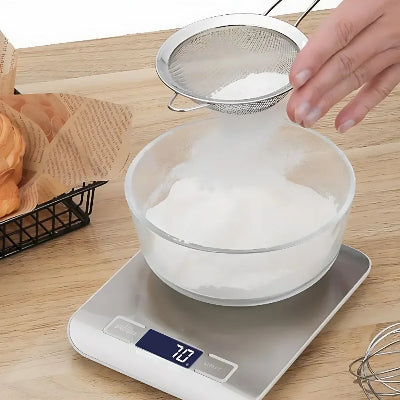 Prakticno merenje brasna za kolace i hleb pomocu digitalne kuhinjske vage. Preciznost za savrsene recepte.
