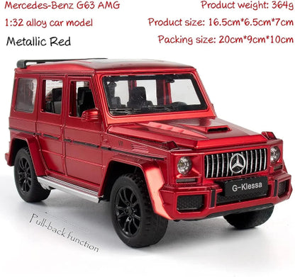Model metalik crvenog Mercedes-Benz G63 AMG automobila u razmeri 1:32 stoji na beloj pozadini. Prikazane su dimenzije proizvoda (16.5cm x 6.5cm x 7cm) i pakovanja (20cm x 9cm x 10cm), kao i težina proizvoda (364g). Označena je i "Pull-back function" (povratna funkcija). Na prednjoj masci automobila stoji oznaka "G-Klessa".