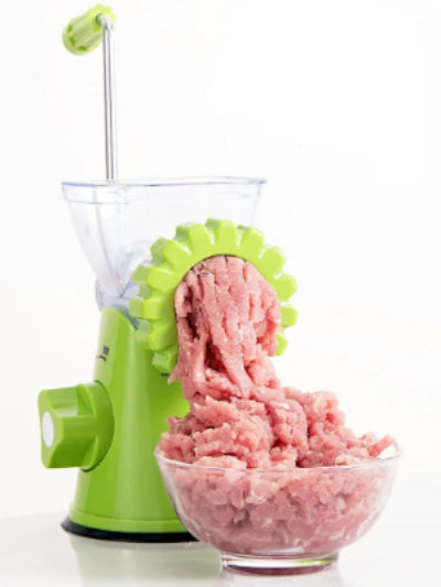 Prikaz mlevenja sirovog mesa rucnom masinom direktno u providnu ciniju laka priprema hrane u kuhinji