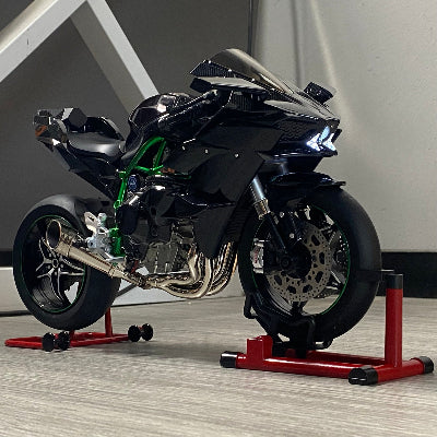 Model sportskog motora maketa na postolju za kolekciju Igracka za muskarce i decake