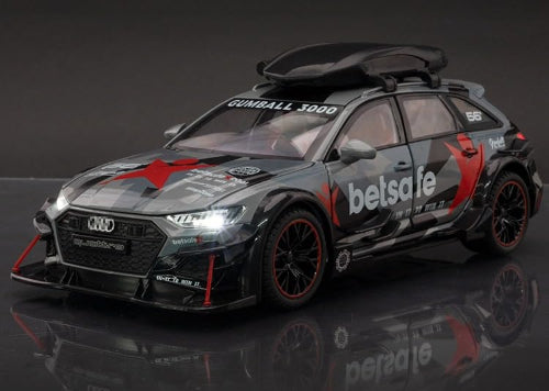 Model srebrnog Audi RS6 Avant automobila sa crnim i crvenim detaljima, kao i logotipima "Gumball 3000" i "betsafe", stoji na tamnoj reflektujucoj povrsini sa upaljenim prednjim svetlima. Model ima krovni nosac.