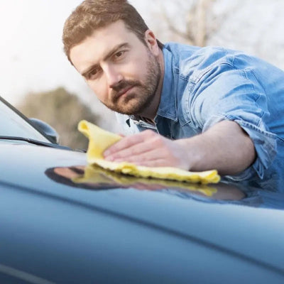 Muskarac cisti auto Clean Cham krpom za pranje poliranje i susenje karoserije bez ogrebotina
